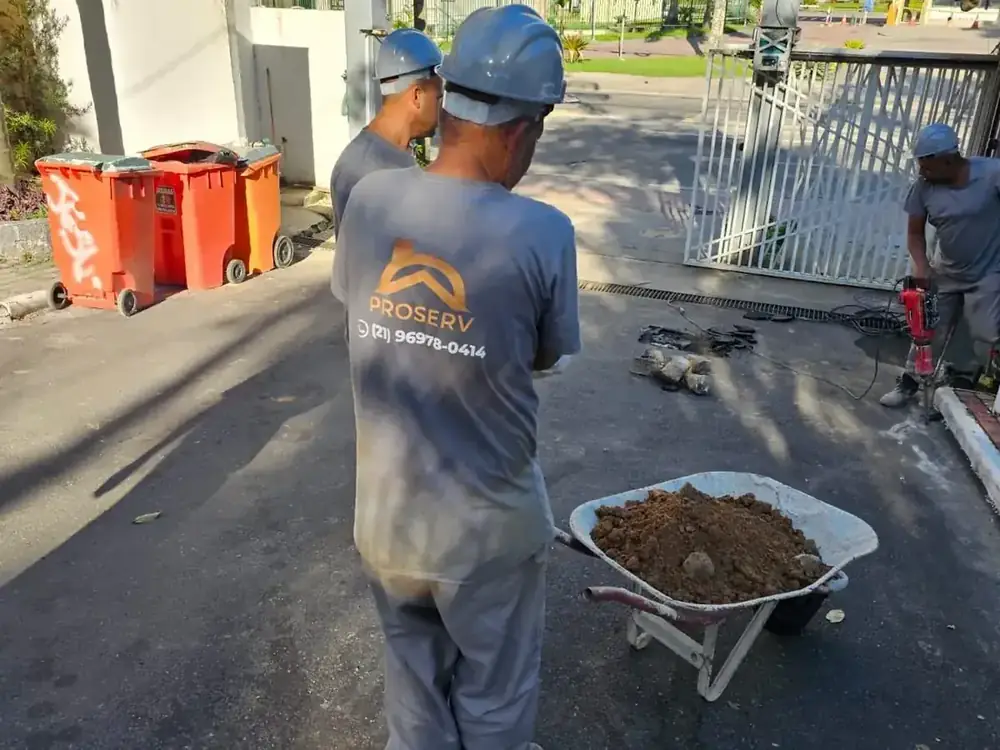Equipe da Proserv uniformizada executando obra civil na entrada de um condomínio no Rio de Janeiro